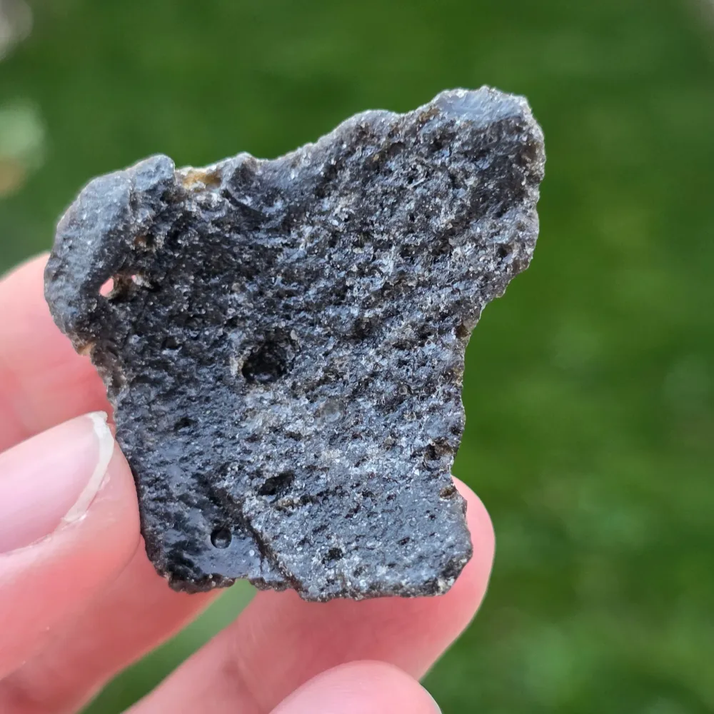 Fekete tektit, meteorit nyerskő, tektit m4