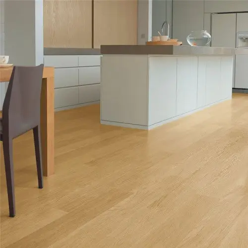 Eligna lakkozott természetes tölgy 8mm-es vízálló laminált padló EL896