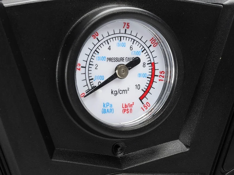 DC 12V-os légkompresszor, 150 PSI, analóg nyomásmérővel, 4 adapterrel