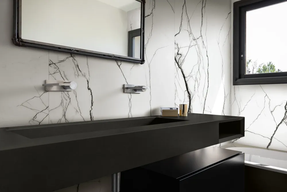 B&W BLACK GLOSSY 120x240- merész és elegáns választás, amely modern, exkluzív hangulatot teremt bármely enteriőrben.