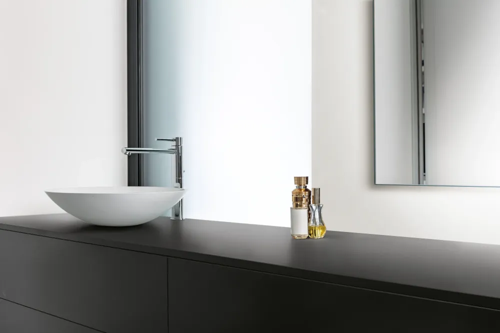 B&W BLACK GLOSSY 120x240- merész és elegáns választás, amely modern, exkluzív hangulatot teremt bármely enteriőrben.