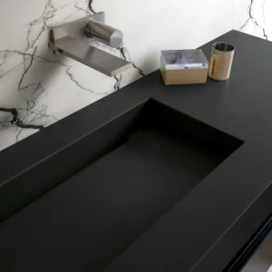 B&W BLACK GLOSSY 120x240- merész és elegáns választás, amely modern, exkluzív hangulatot teremt bármely enteriőrben.
