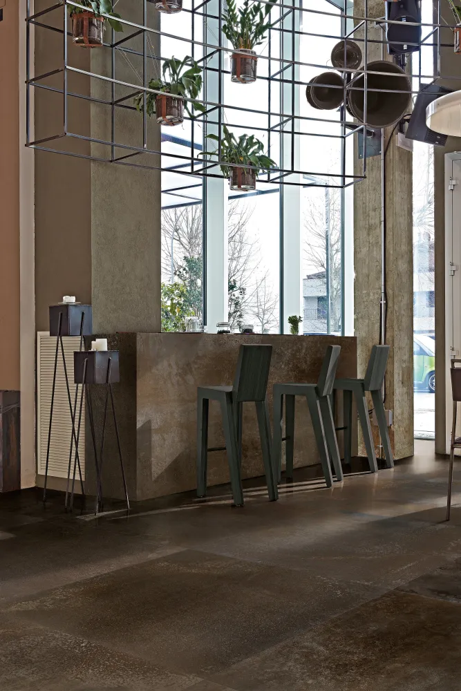FLOWTECH AGED BRONZE 120x120- erőteljes karakterével és mély tónusaival egyedi, modern hangulatot teremt, amely azonnal kü...