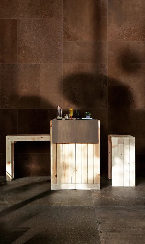 FLOWTECH AGED BRONZE 120x120- erőteljes karakterével és mély tónusaival egyedi, modern hangulatot teremt, amely azonnal kü...