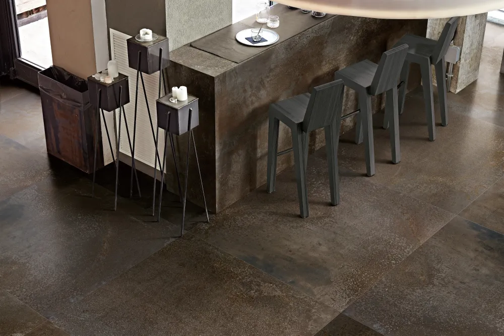 FLOWTECH AGED BRONZE 120x120- erőteljes karakterével és mély tónusaival egyedi, modern hangulatot teremt, amely azonnal kü...