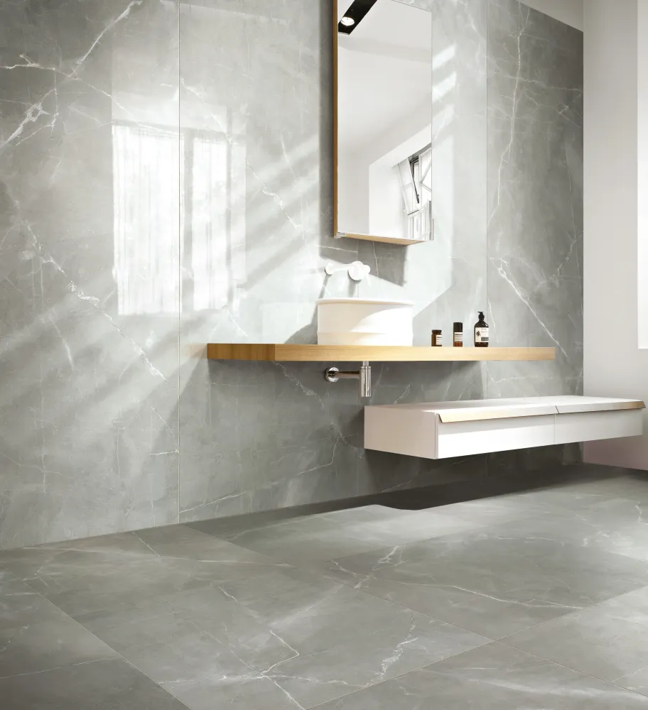 TIMELESS AMANI GREY NAT 80x240- Ez világosszürke, márványhatású csempe csendes luxust és harmóniát sugároz; lágy erezete é...