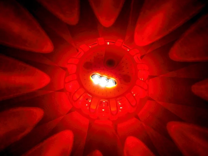 Vészjelző lámpa 12 LED + 3 LED, mágnessel és kampóval szerelve, tápegység 3x AAA, narancssárga színben.